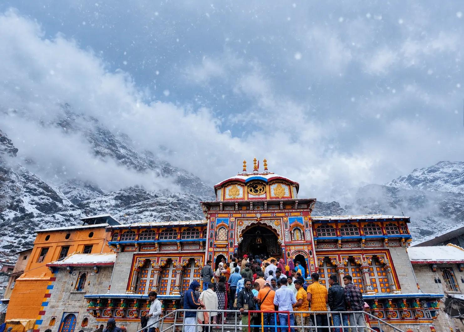 Season’s First Snowfall Blankets Badrinath, Pithoragarh & Adi Kailash