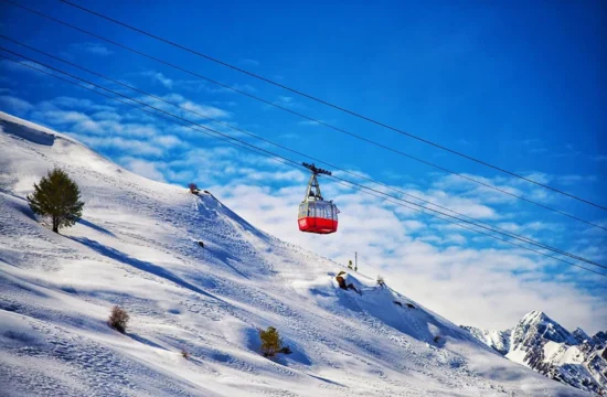 Ultimate Auli Travel Guide 2026: Skiing, Trekking & Adventure Tours