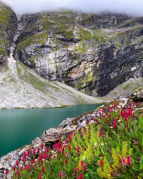 Hemkund Sahib Lake